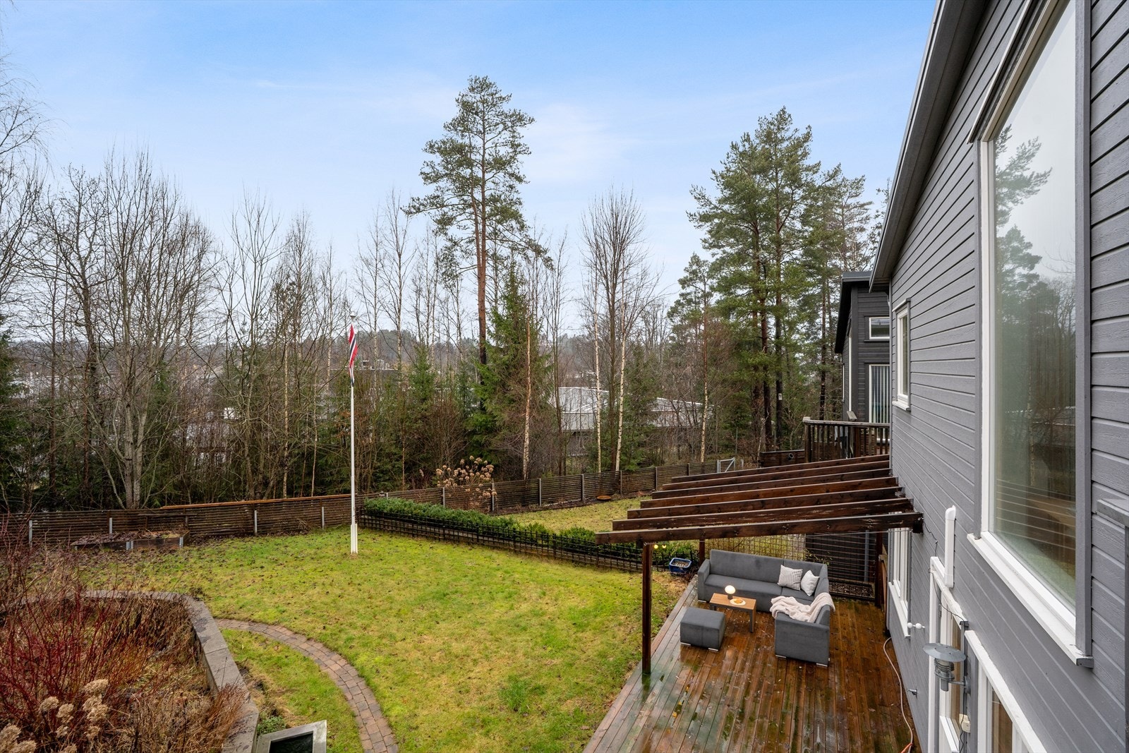 Markterrassen fikk nye terrassebord i 2023 og pergola ble opprettet i 2022. Det er utvendig trapp mellom terrassene. Galleribilde