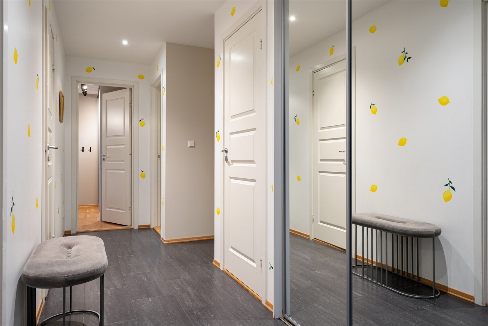 Entré med garderobe. Galleribilde