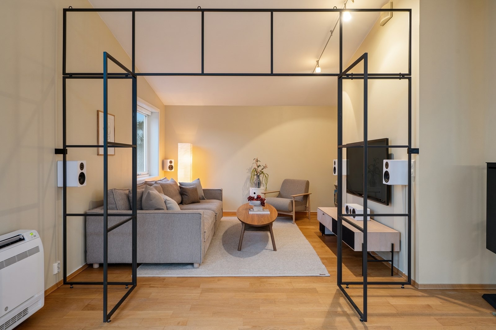 Veggskille av støpejern. Galleribilde