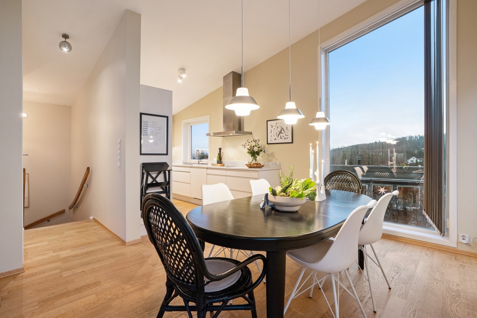 her er det plass til å dekke på til hele familien og gjester. Galleribilde