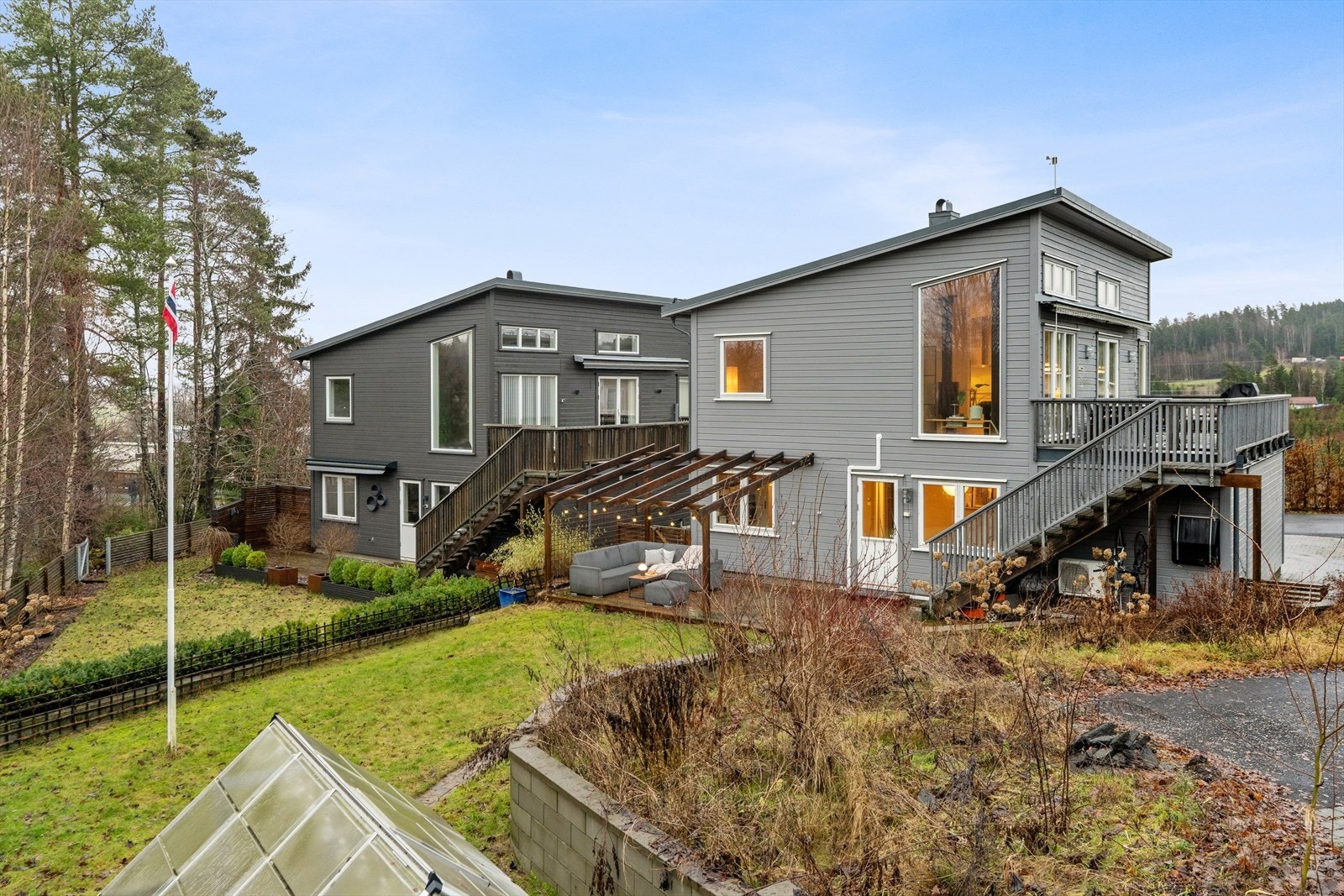 Hagen er inngjerdet og det medfølger flaggstang og drivhus. Galleribilde