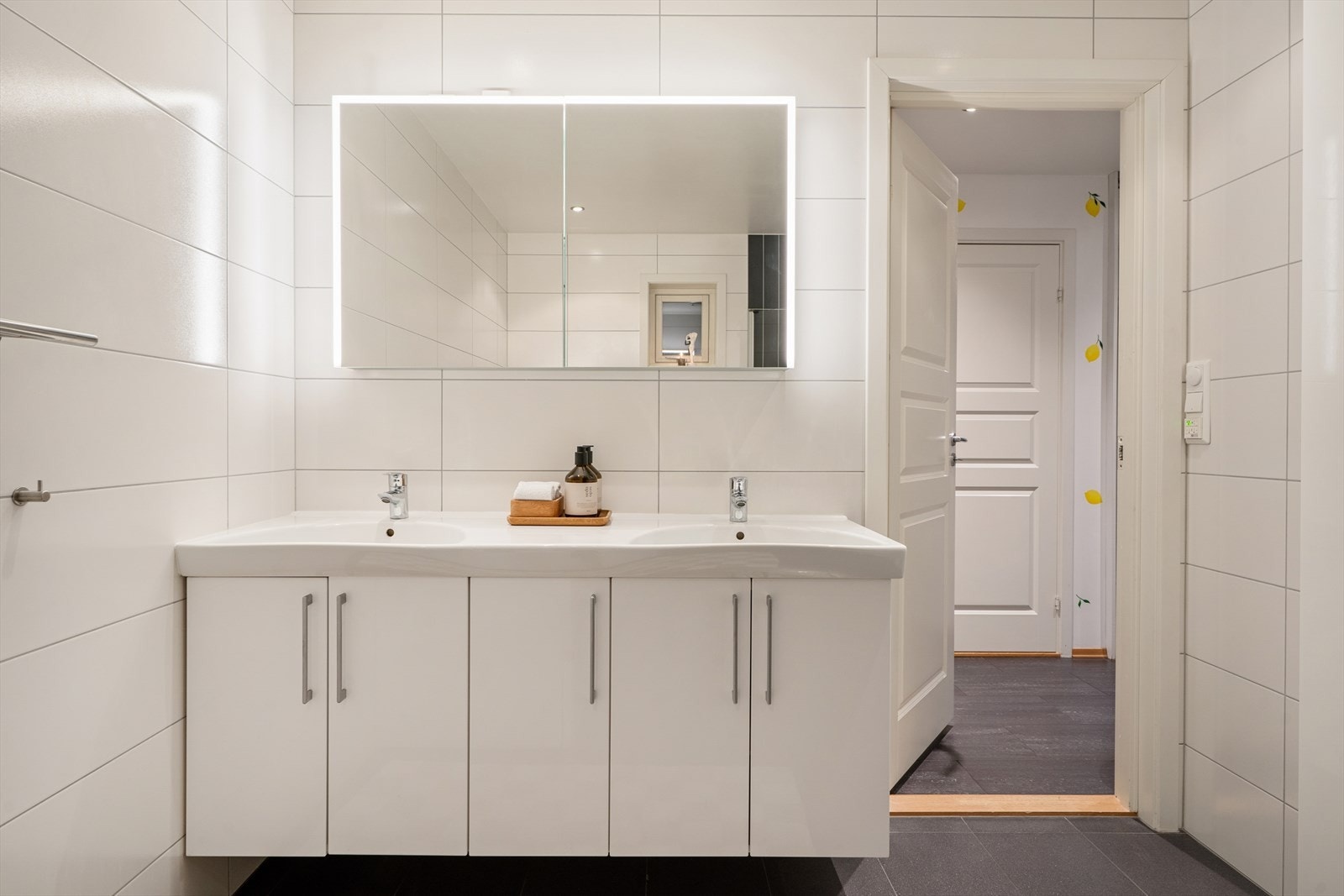 Videre er det dobbeltservant med skap under og nytt speilskap over fra 2022. Galleribilde