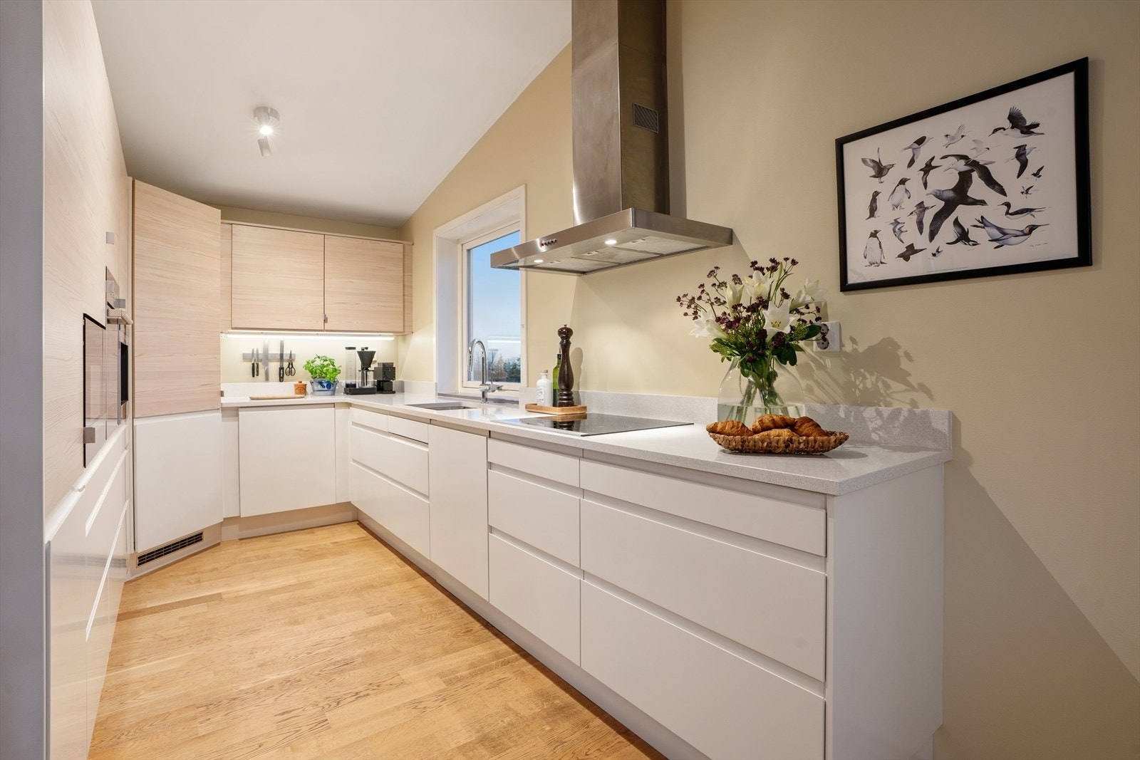 Norema kjøkken med nyere benkeplate og nyere fronter (fronter som er trefaget). Galleribilde