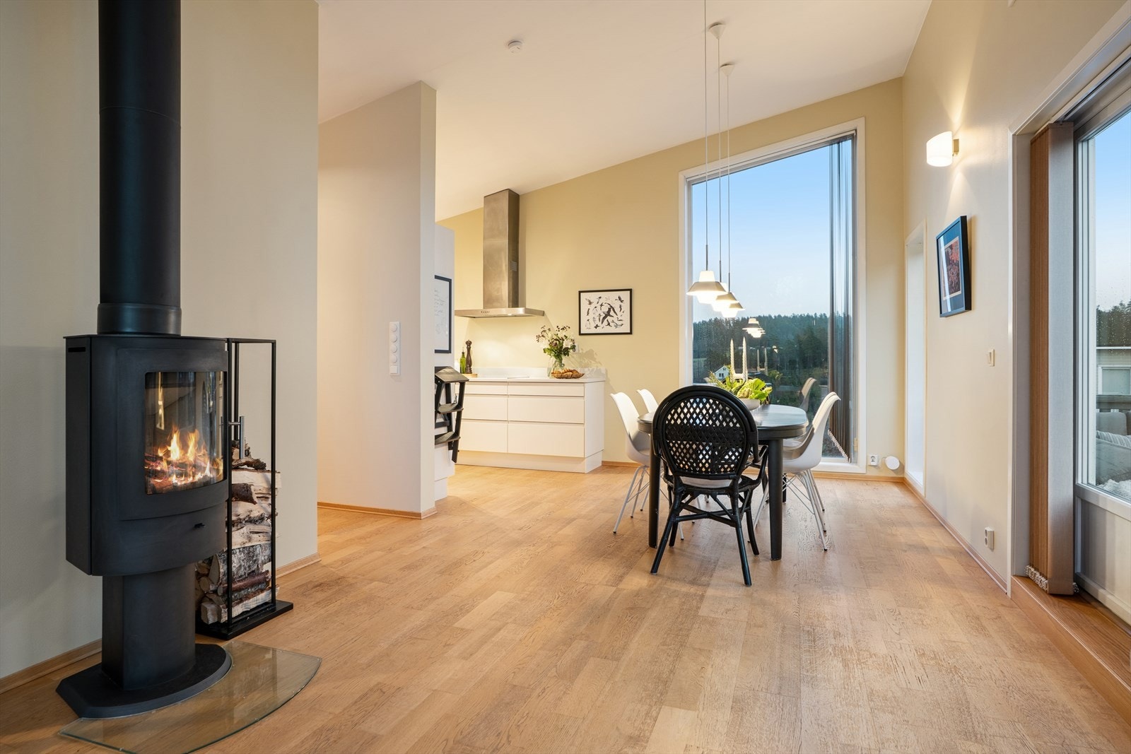 Spiseplass med plass til langbord. Galleribilde