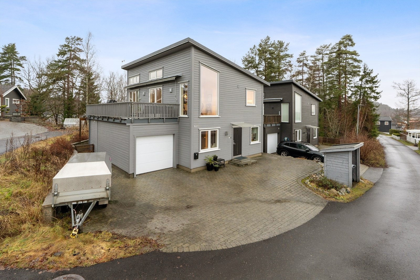 Stor steinlagt gårdsplass. Galleribilde