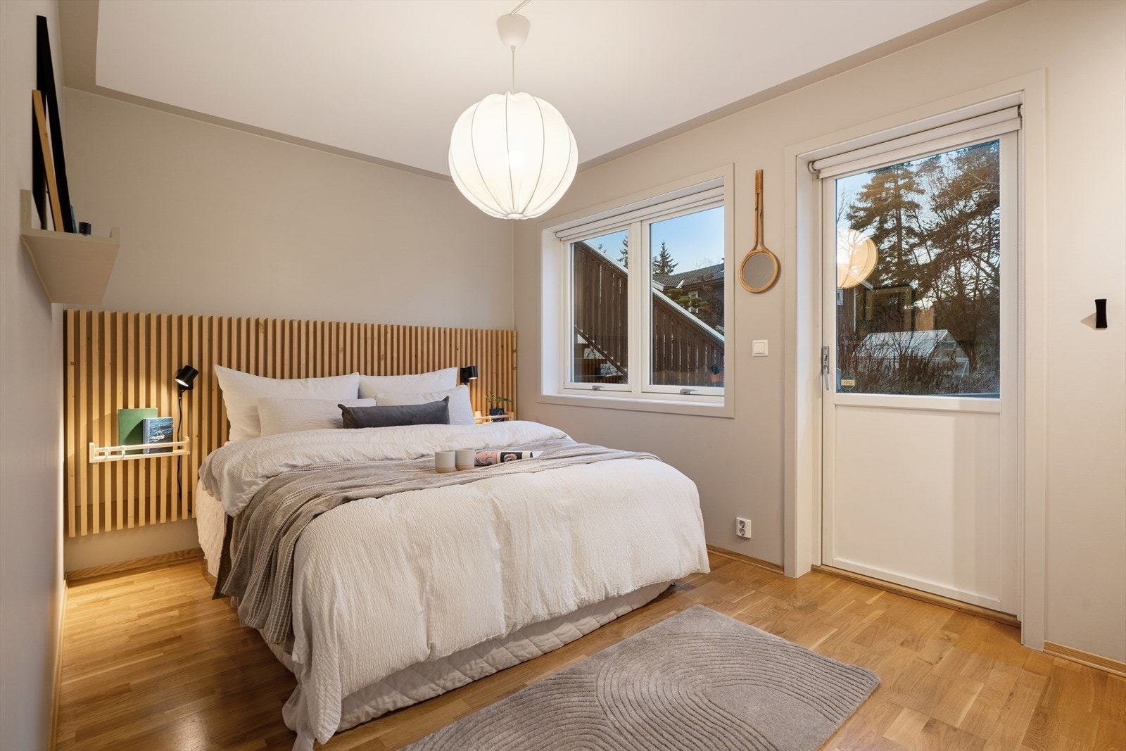 Soverom 3 (hovedsoverom) her er det utgang til markterrasse med pergola. Galleribilde