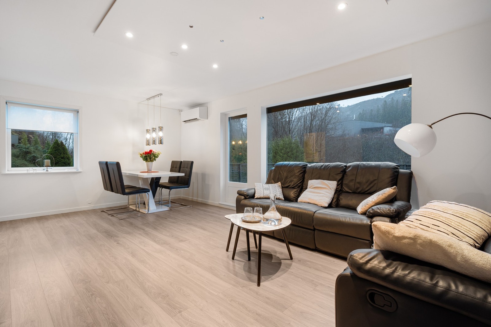 Romslig stue med spiseplass Galleribilde