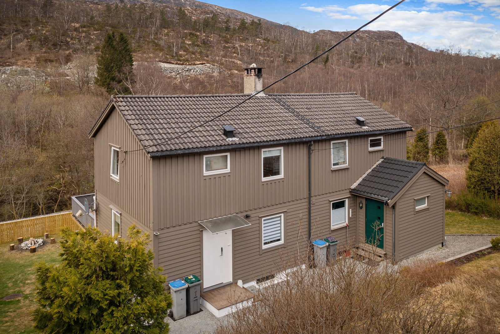 Eiendommen med naboen. Galleribilde