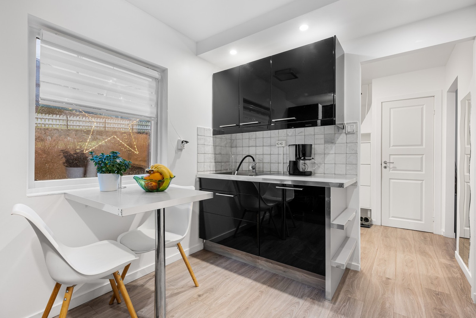 Kjøkken mot inngangspartiet Galleribilde