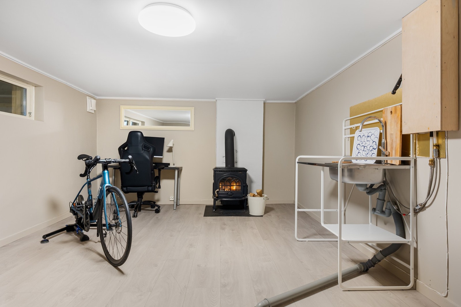 Hobbyrom på 23 kvm med ildsted. Galleribilde