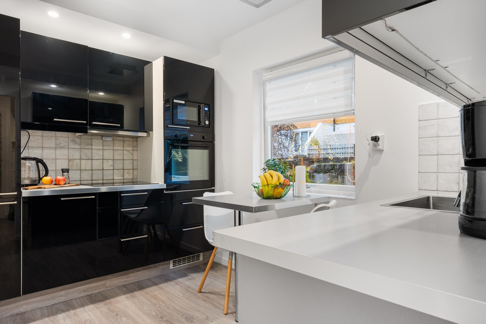 Kjøkken mot nabo Galleribilde