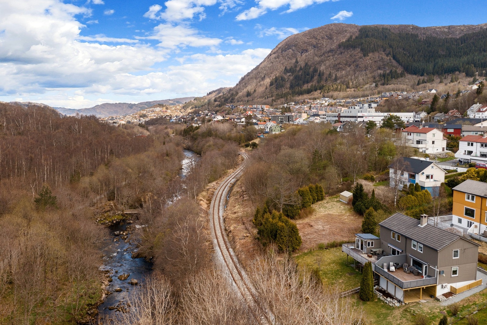 Her kommer veterantoget en gang eller to på søndagene. Se Museet Gamle Vossebanen. Galleribilde