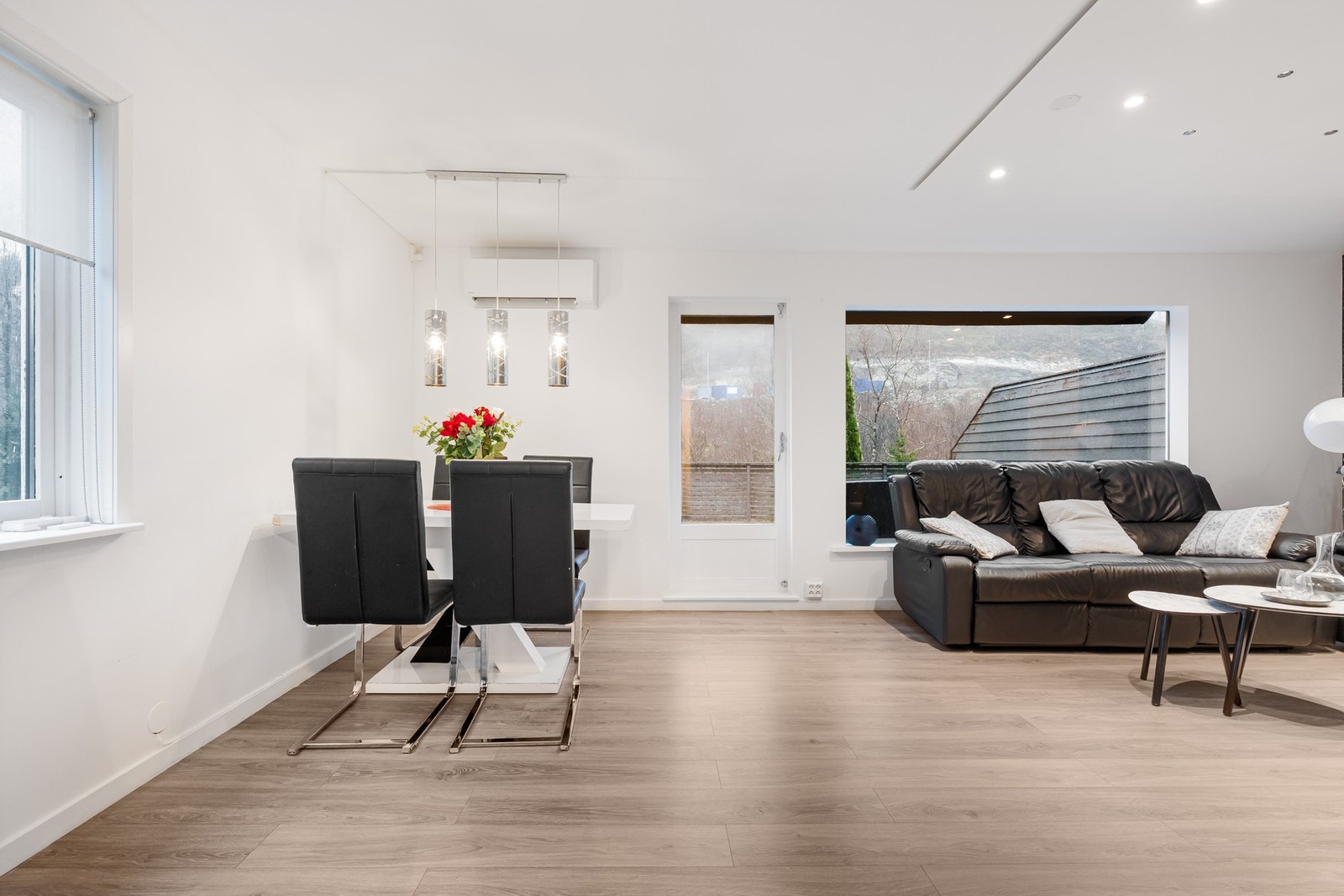 Spiseplass og utgang til altan Galleribilde