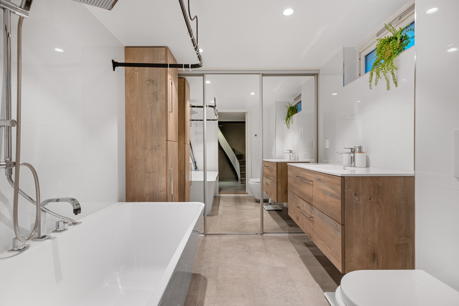 Bad nede, Dette rommet er godkjent som ved- og matbod Galleribilde