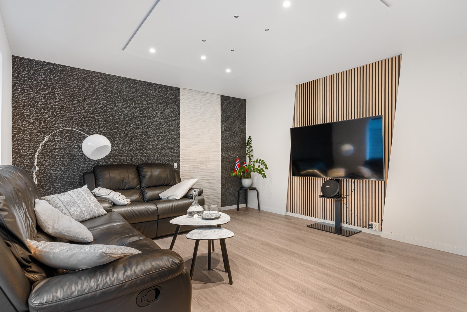 TV-Kroken med litt "skjev" design bak. Artig løsning Galleribilde