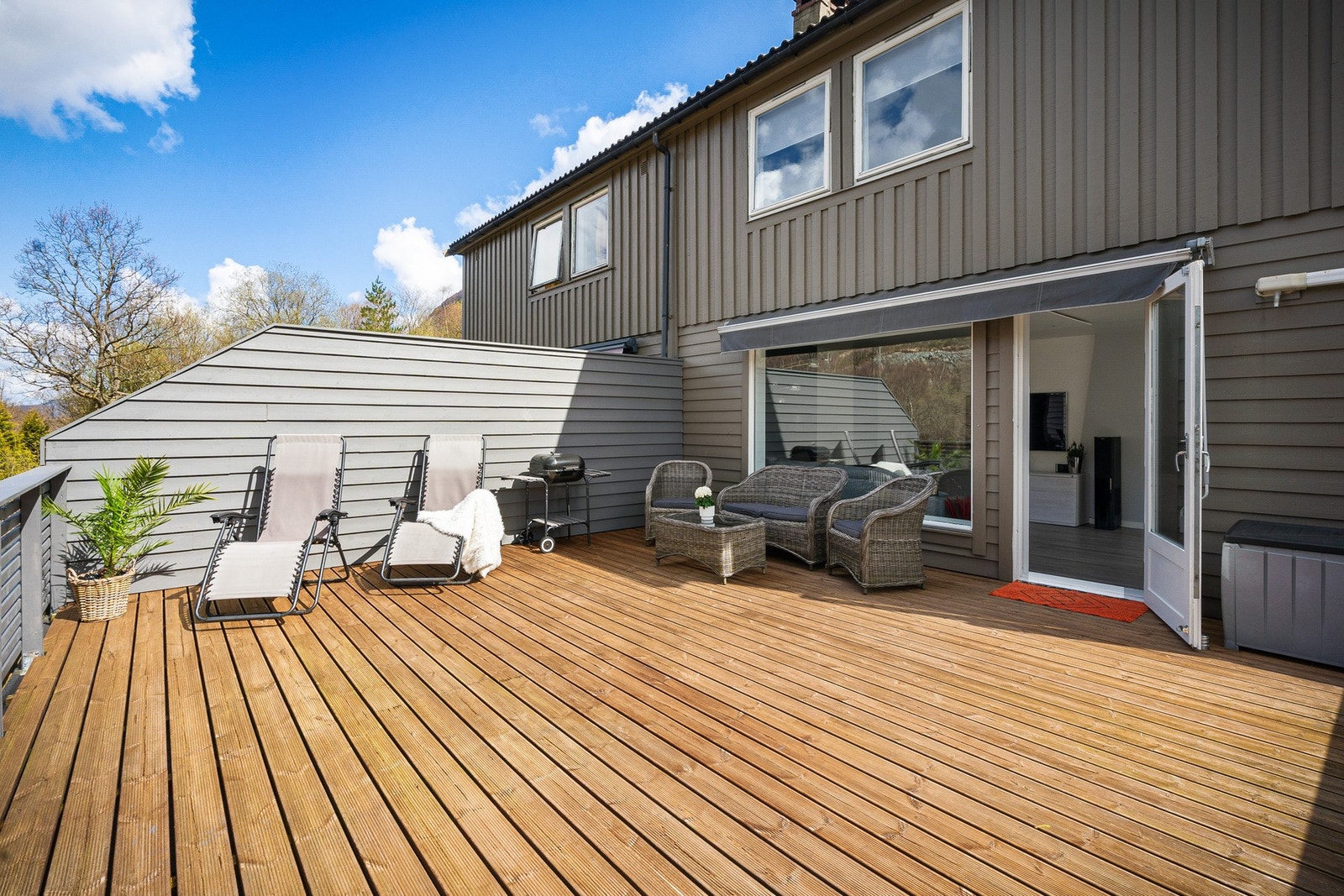 Stor altan på hele 33 kvm ut fra stuen Galleribilde