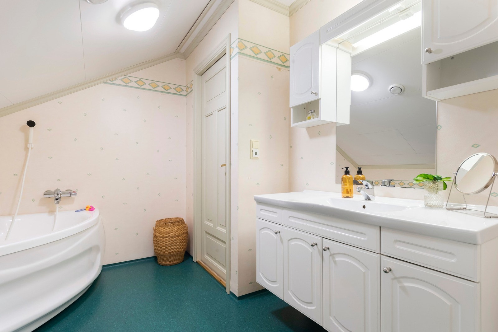 Bad i 2. etasje med badekar Galleribilde