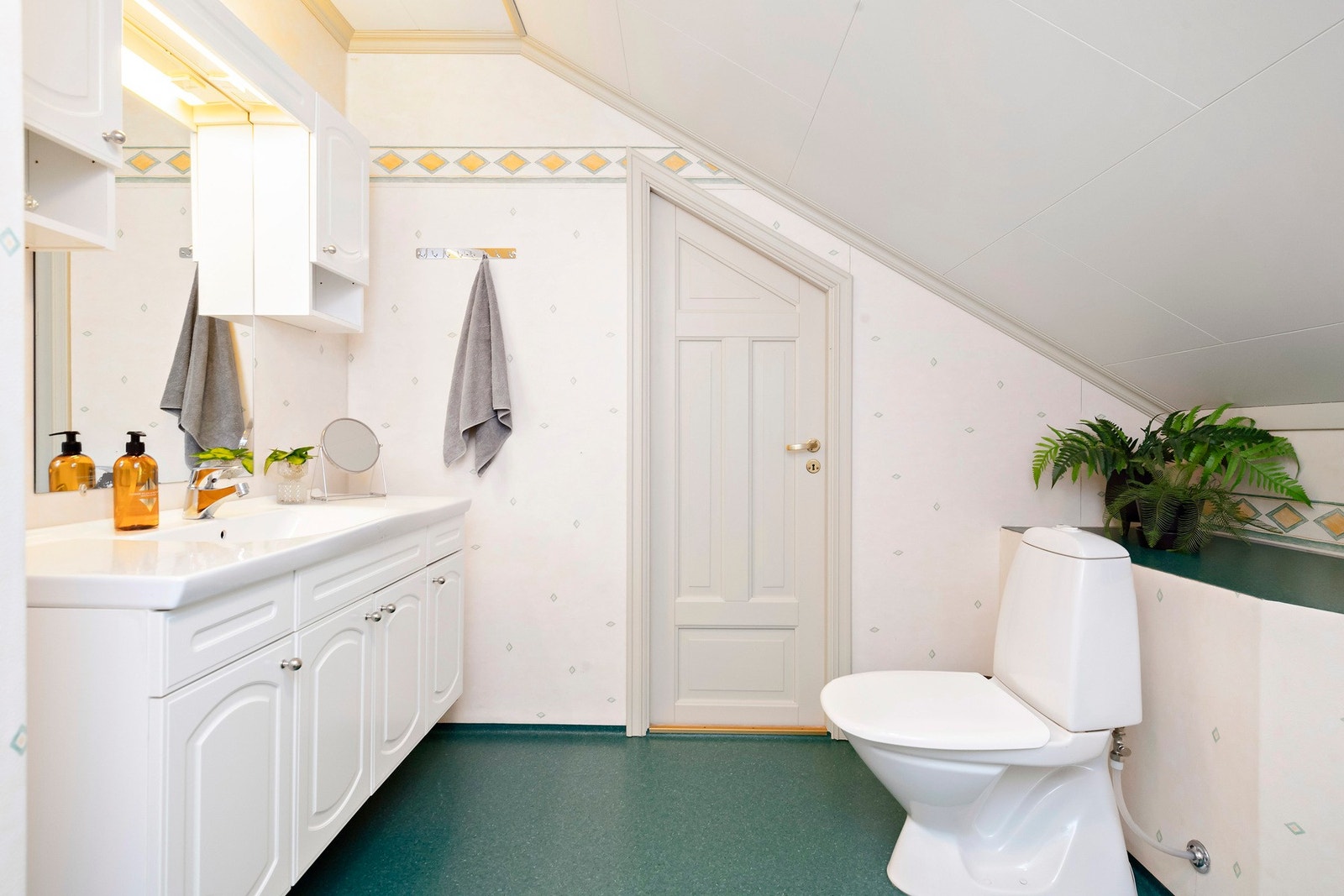 Bad i 2. etasje med bod i bakkant Galleribilde