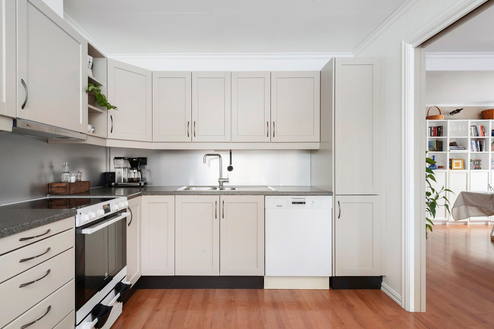 Kjøkkenet har godt med skapplass Galleribilde