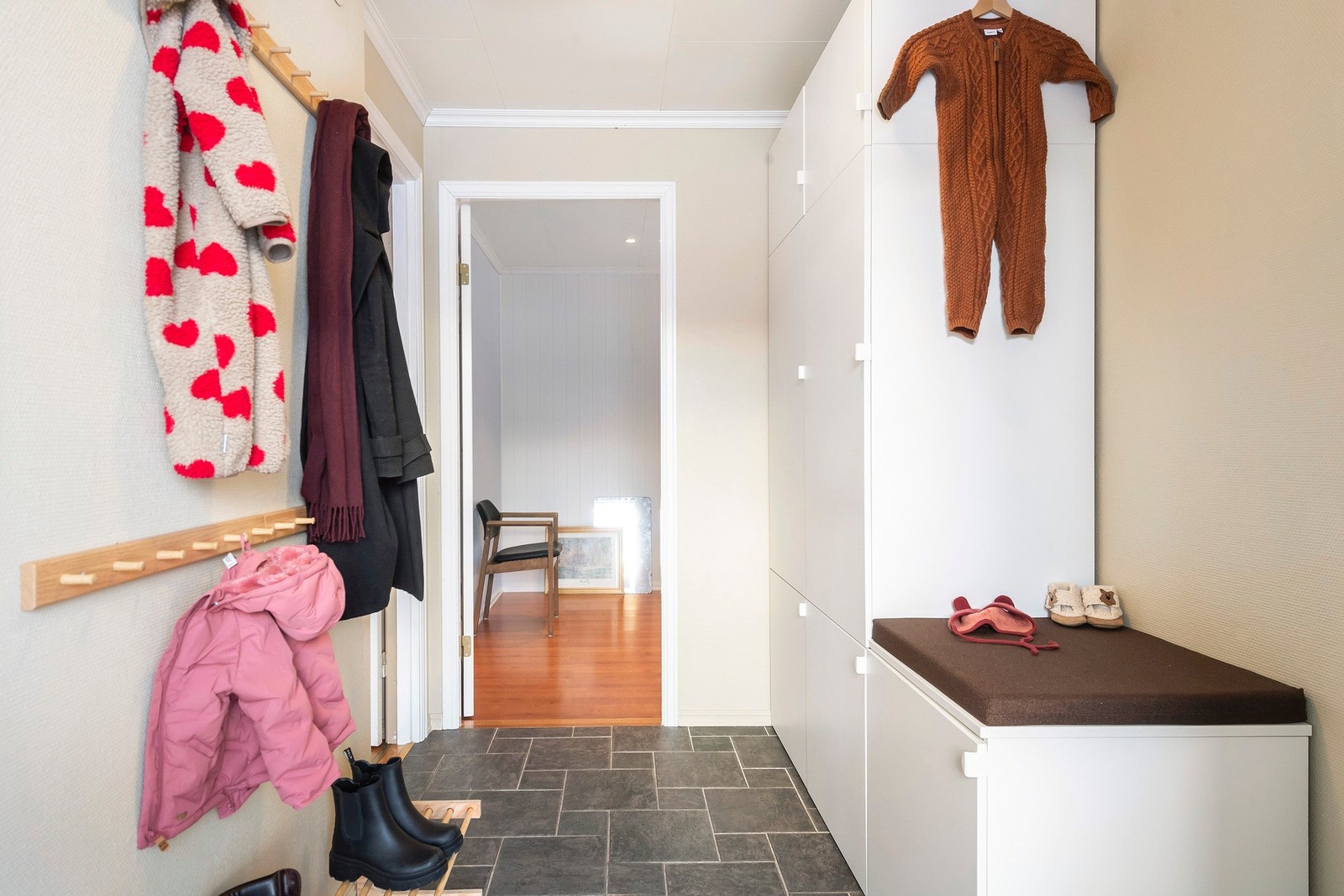 Entré med stor og praktisk garderobeløsning Galleribilde