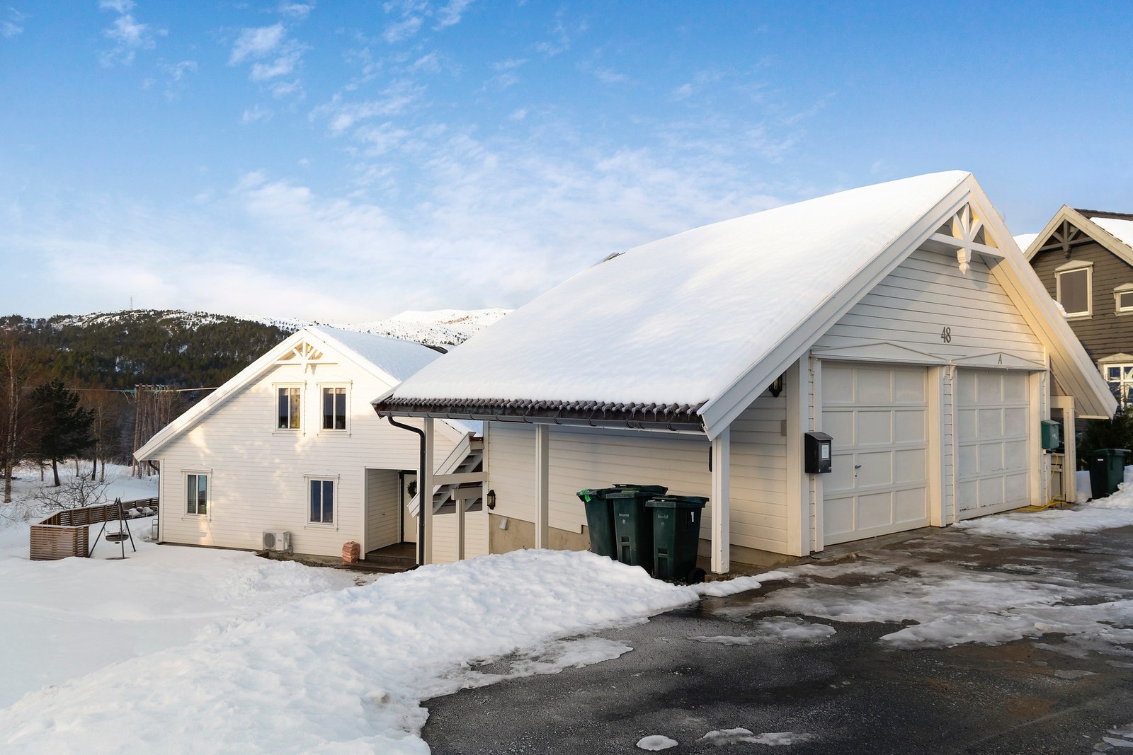 Garasje og biloppstillingsplass Galleribilde