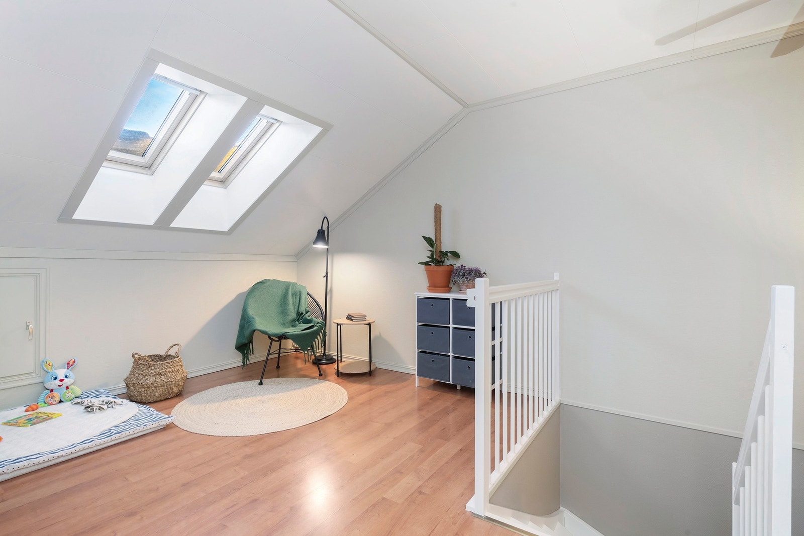 Lys og fint trapperom/stue i 2. etasje Galleribilde