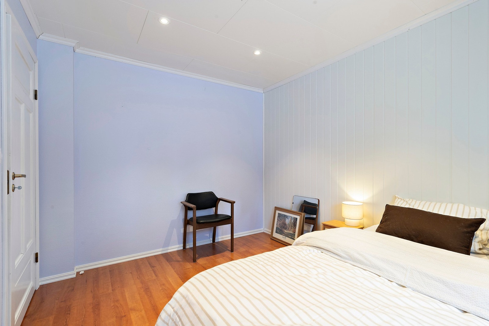 Det er god plass til garderobeløsning på soverom i 1. etasje Galleribilde