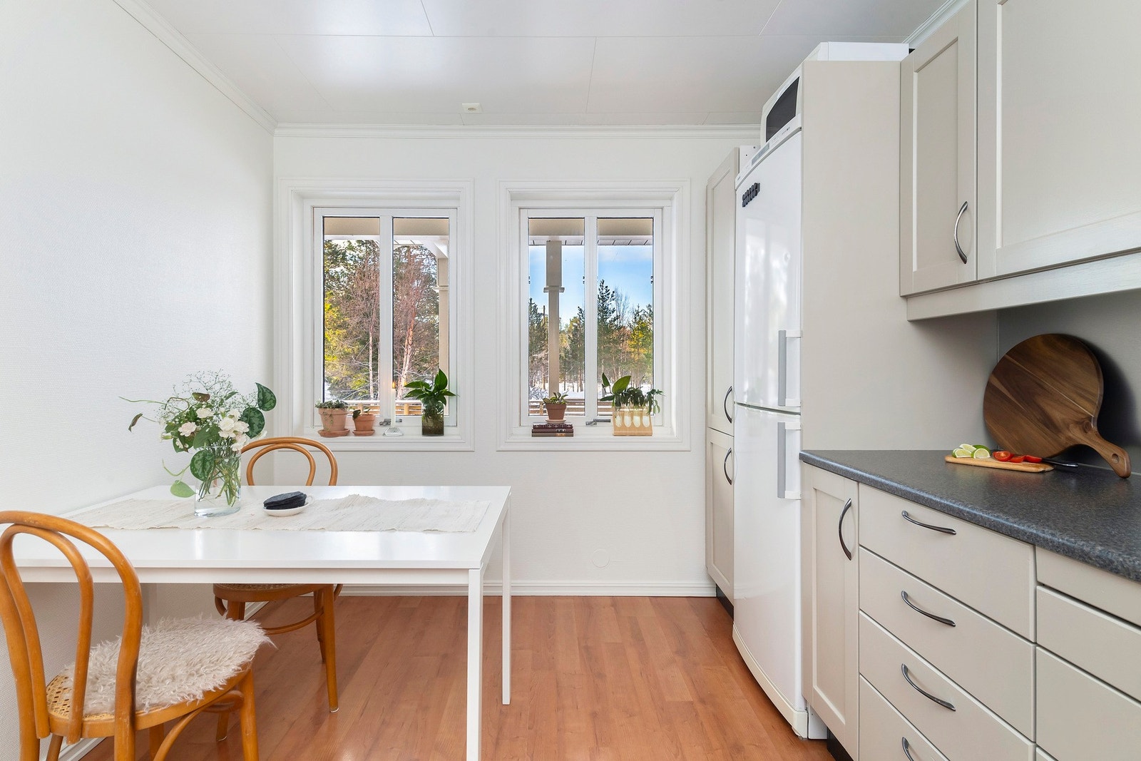 Det er plass til spisebord på kjøkkenet Galleribilde