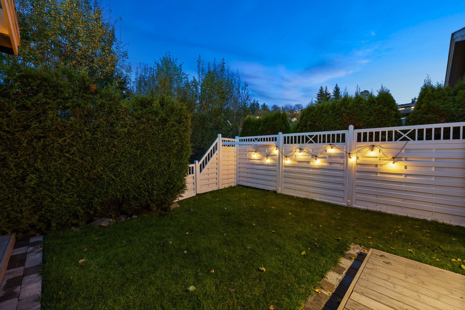 Usjenert hageareal på baksiden av huset. Galleribilde