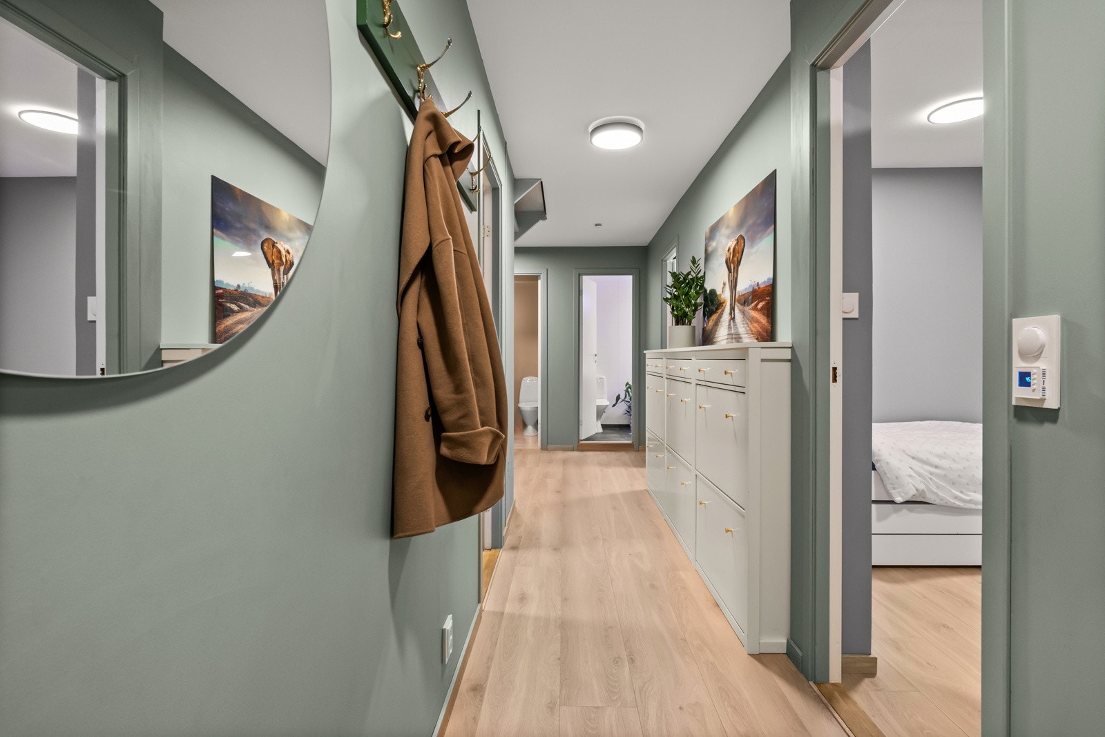 Her er det varmefolie i gulvet, lysmalte overflater og plass til flere garderobeløsninger. Galleribilde