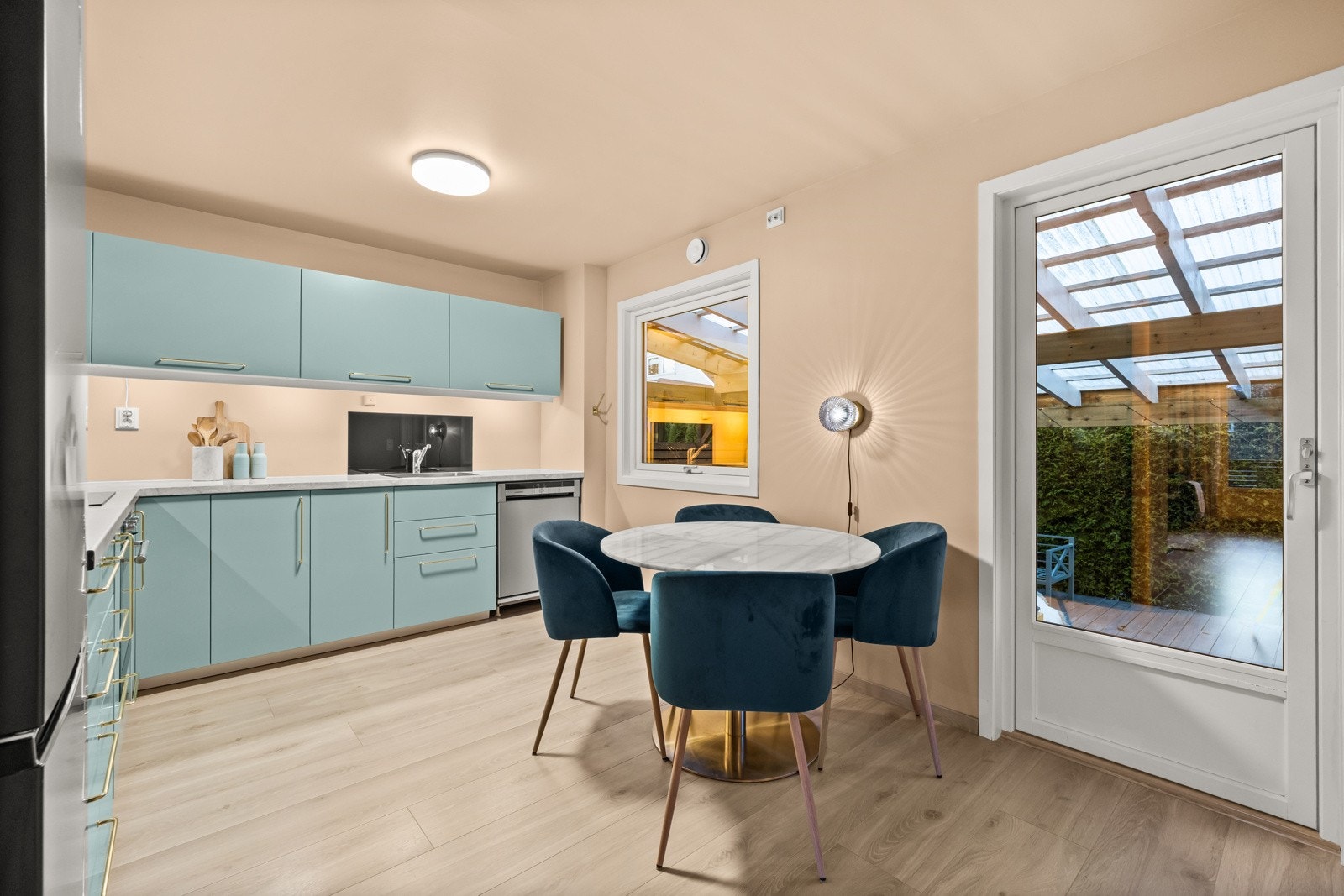 Kjøkkenrommet er romslig med mye lysinnslipp og god plass til spisebordet. Galleribilde