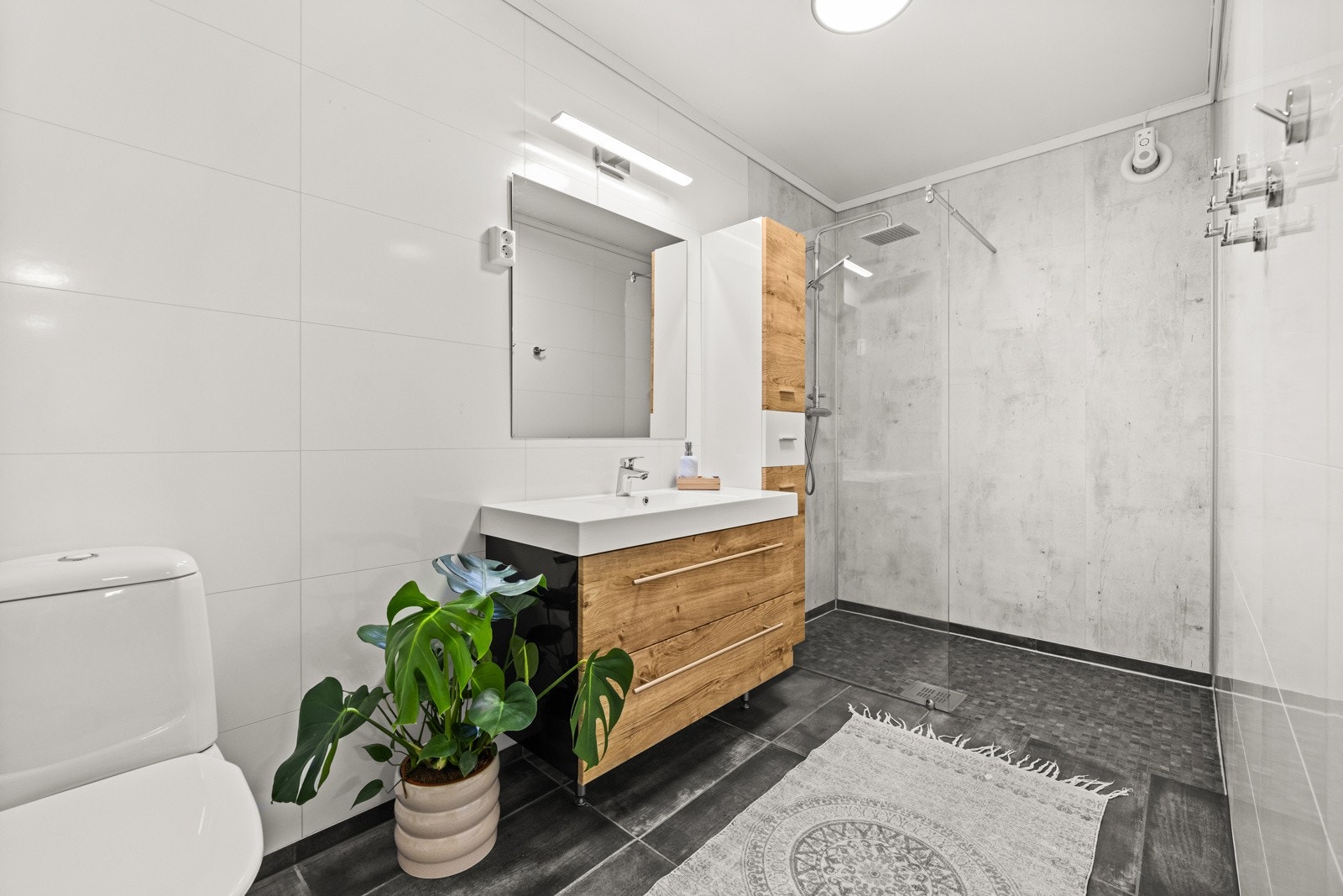 Badet er pusset opp i 2016 og har våtromsplater på veggene, flislagt gulv med varmekabler og slette overflater i taket. Galleribilde