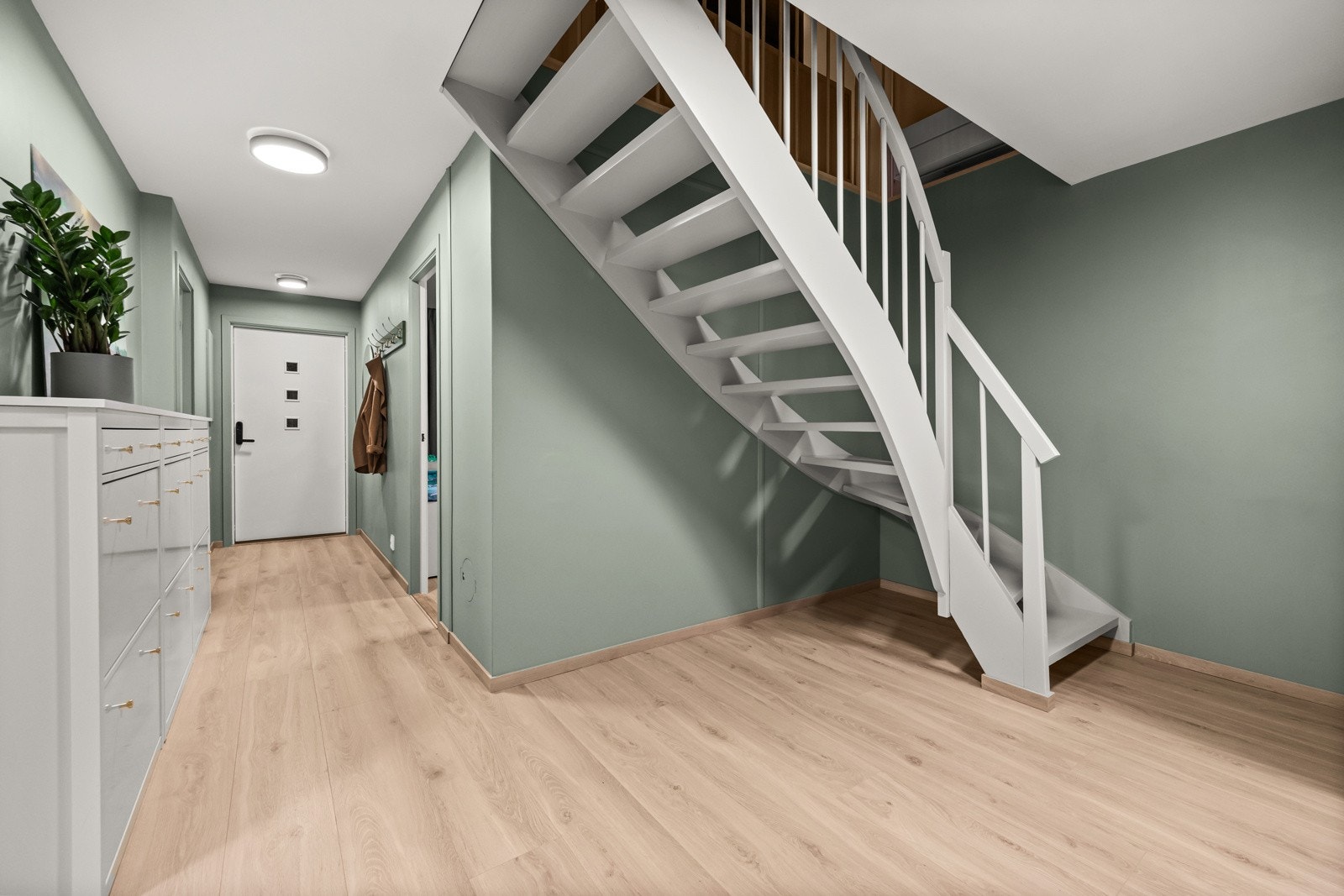 Inngang i underetasjen via et lyst og innbydende inngangsrom. Praktisk kodelås på ytterdøren. Galleribilde