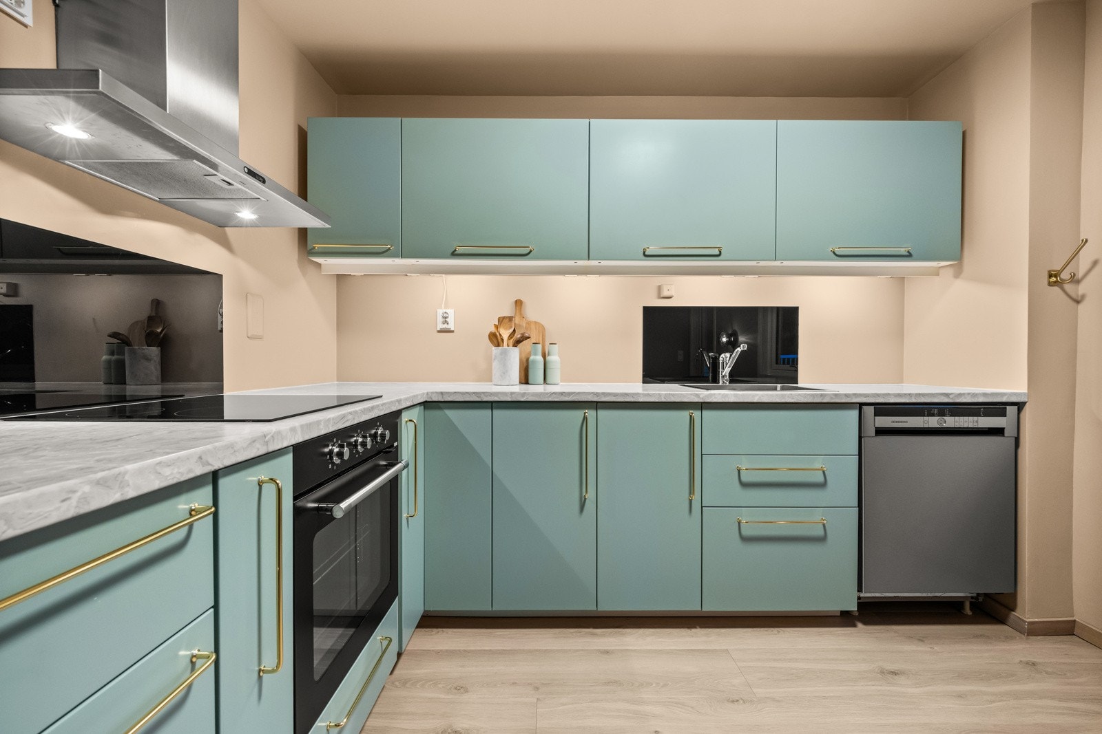 Glatte fronter og laminat benkeplate (foliert i 2025) med nedfelt kum i rustfritt stål. Galleribilde