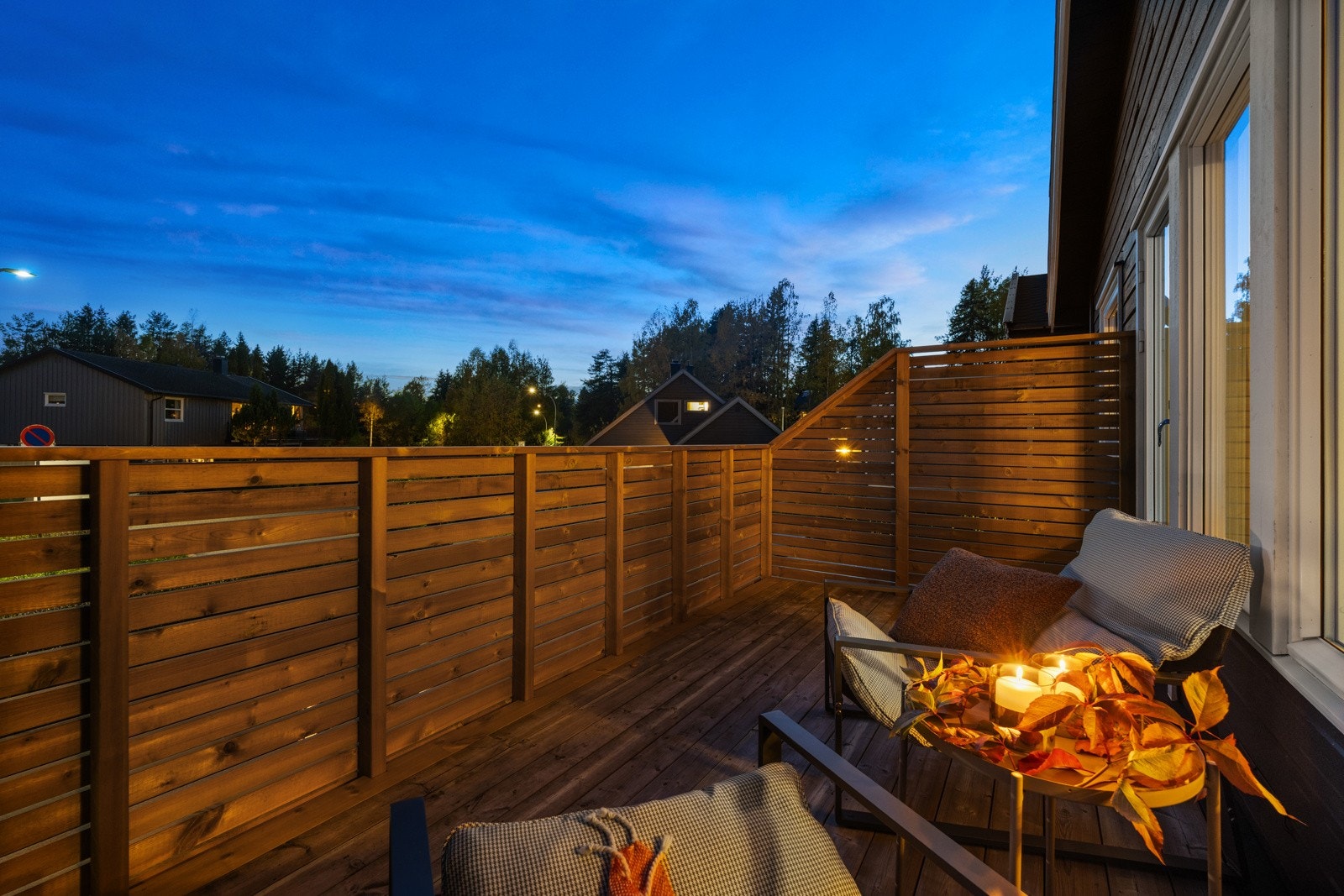 Verandaen måler ca. 9 kvm og har god plass til utelounge og grill. Galleribilde