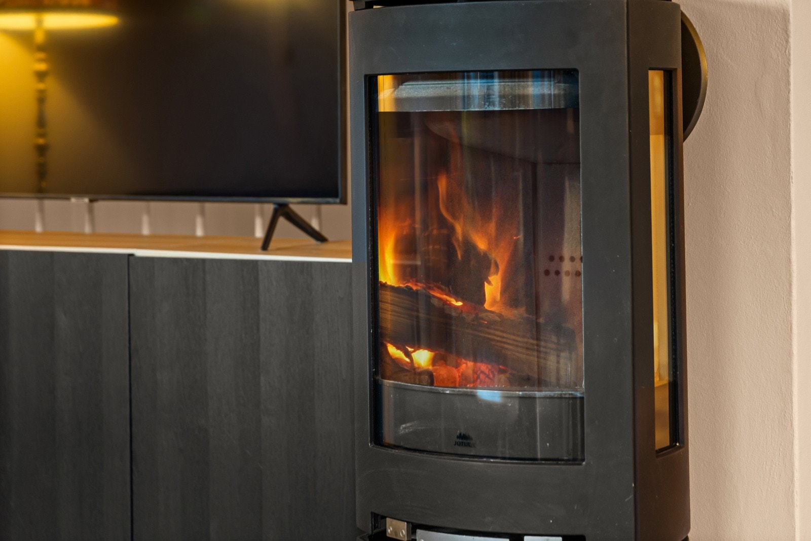 God varme fra peisovnen. Galleribilde