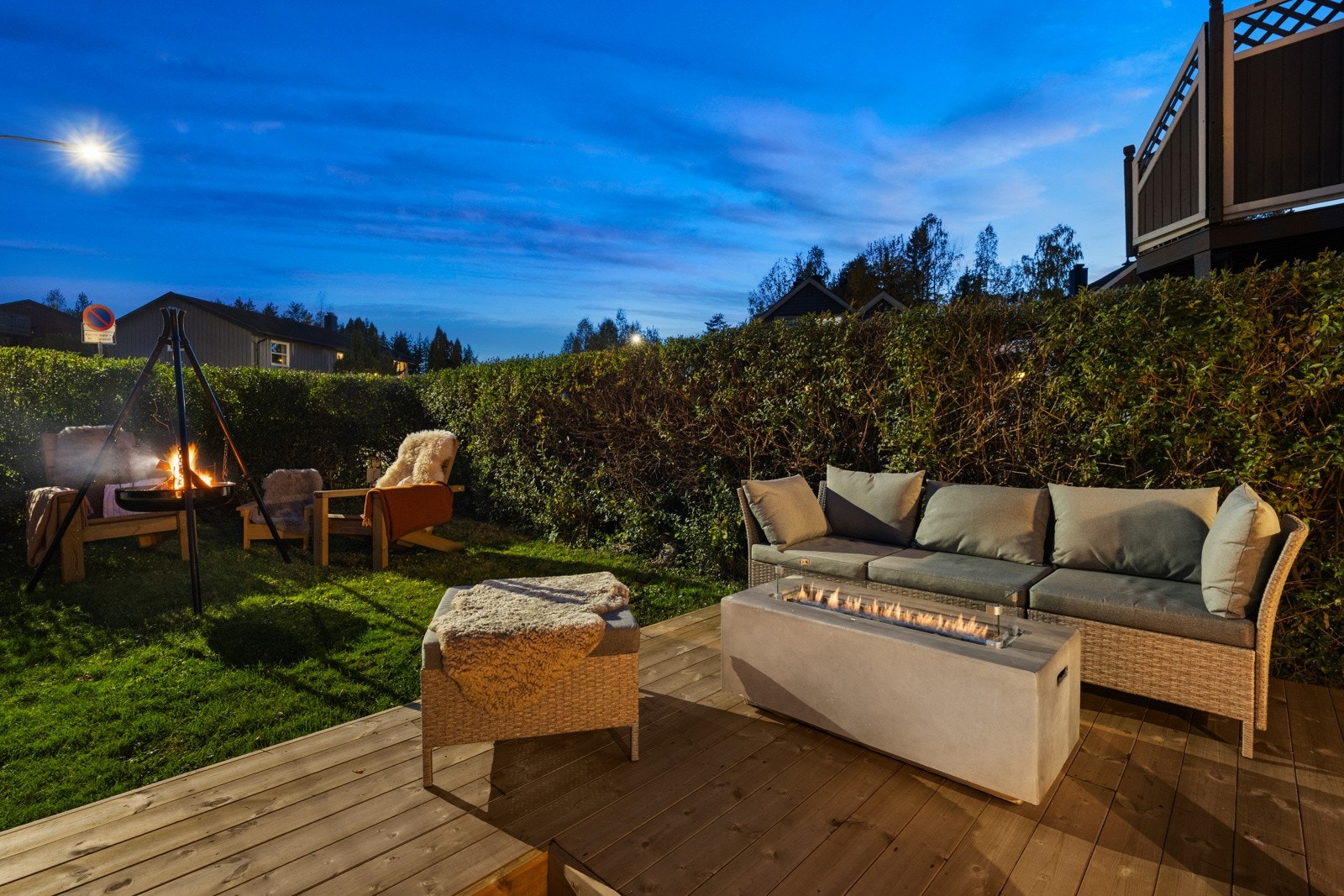 Sydvestvendte uteplasser med glimrende solforhold og god plass til store og små. Galleribilde