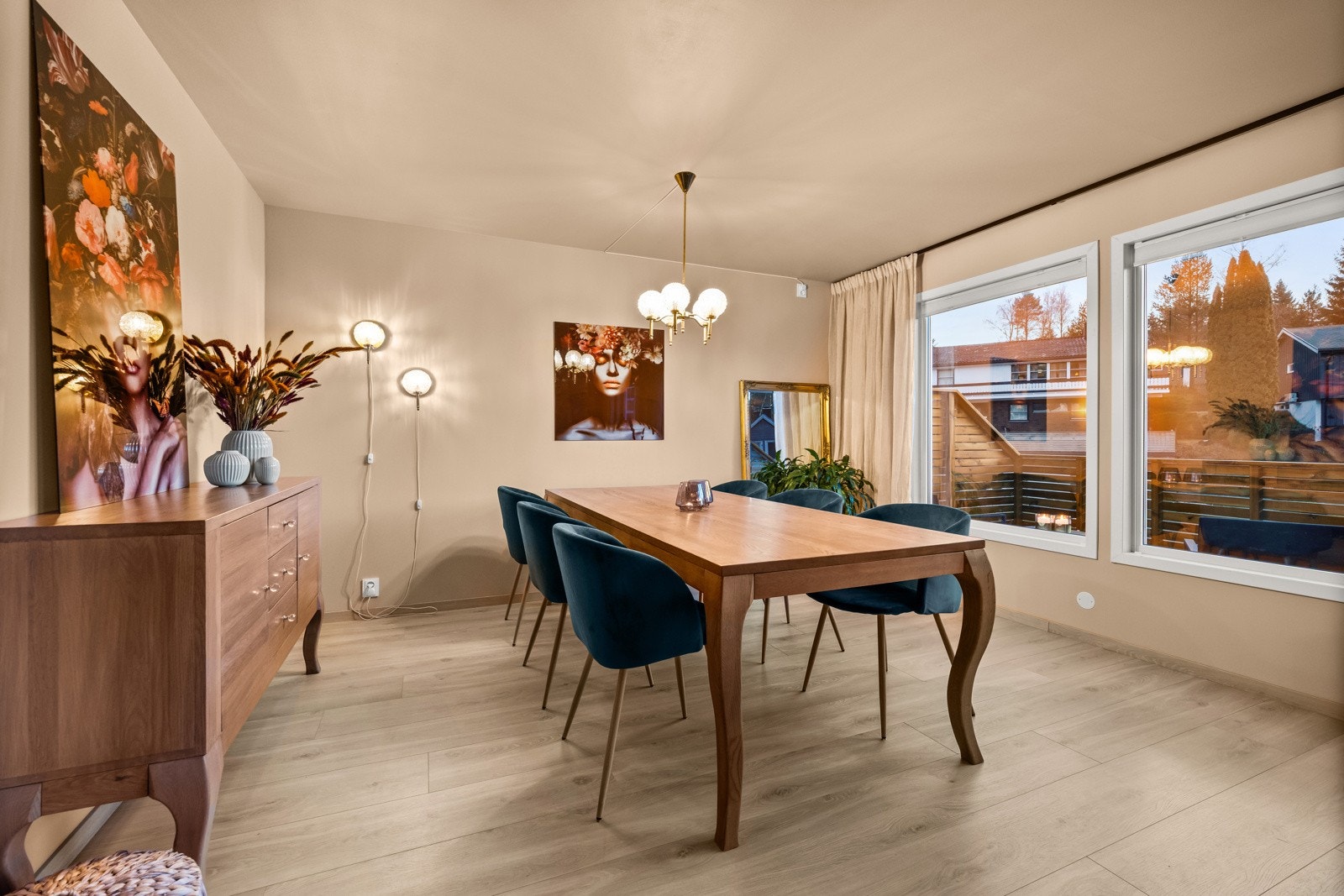 Stuen har moderne overflater, laminatgulv og store vinduer som sikrer mye dagslys. Galleribilde