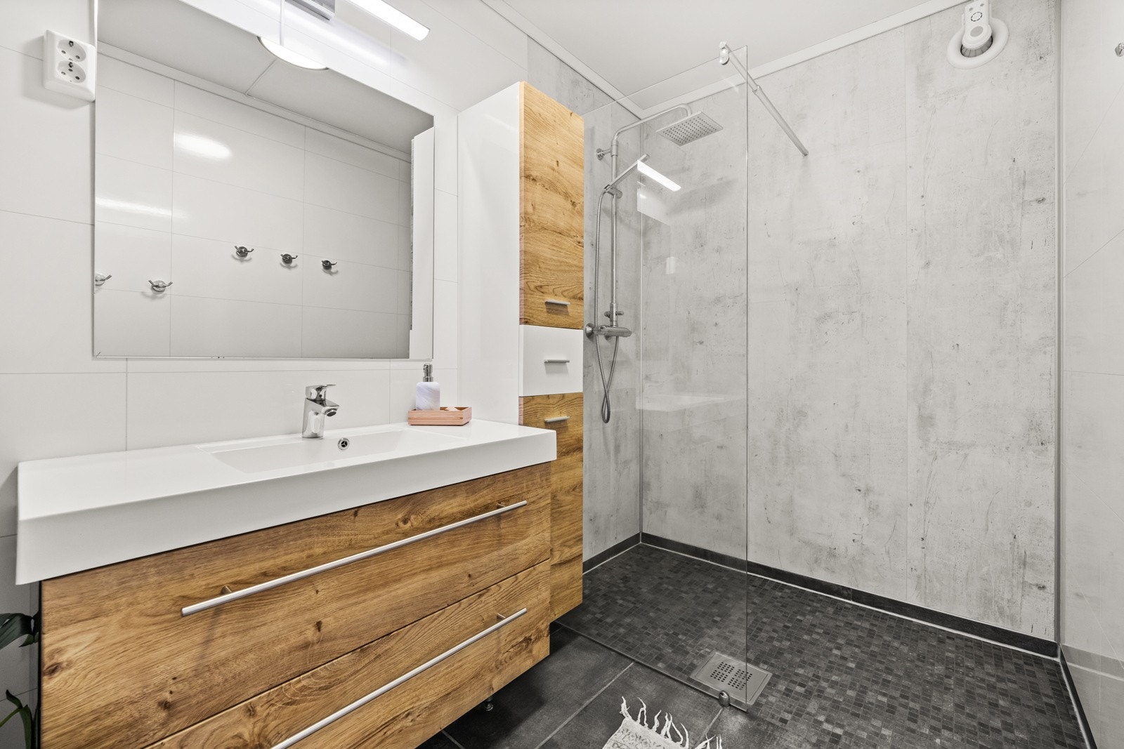 Regnfallsdusj med glassvegg i hjørnet. Galleribilde