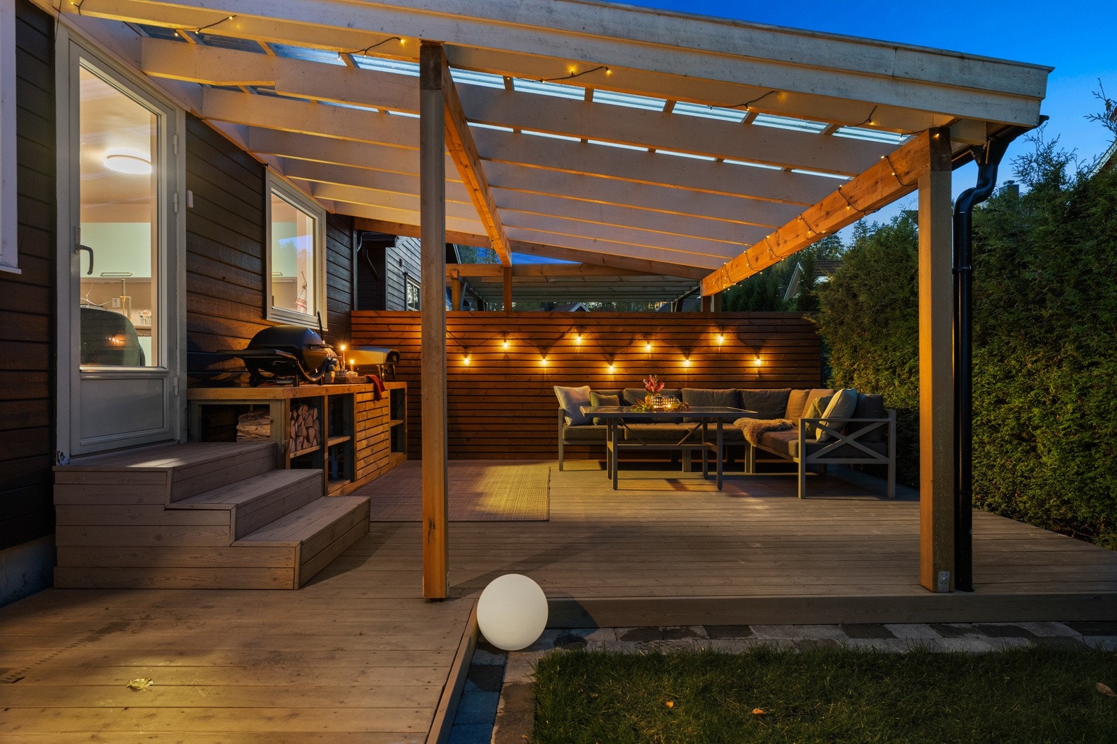 Terrasse utenfor kjøkkenet med pergola og hage. Galleribilde