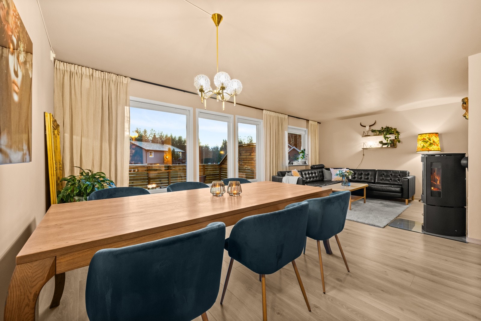 Lys, hyggelig og lettmøblert stue med god plass til både spisebord og sofagruppe. Galleribilde