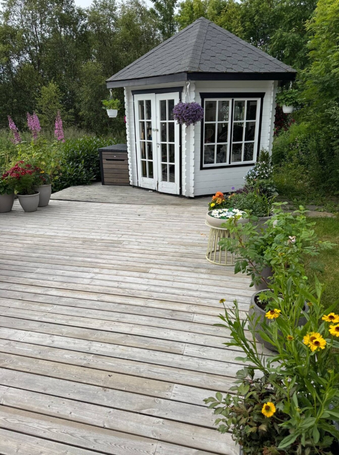 Uteområdet er pent opparbeidet -Selgers bilde Galleribilde