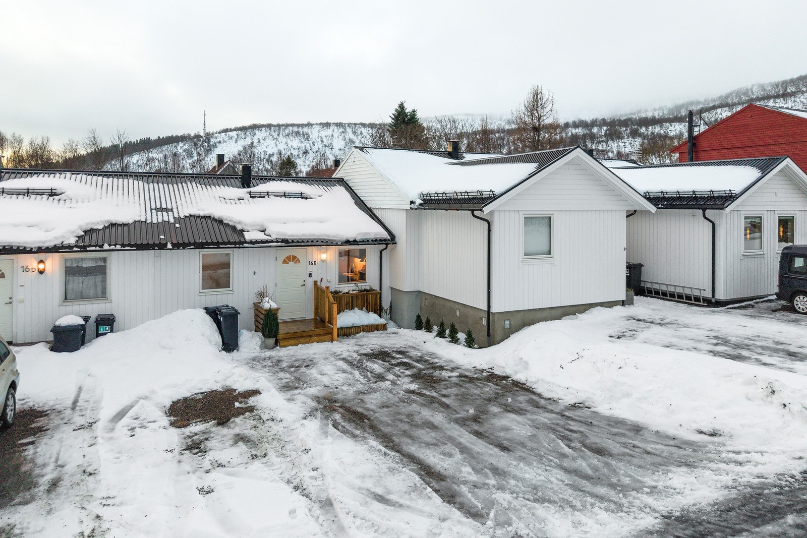 Det er gode parkeringsplasser ved inngangspartiet Galleribilde