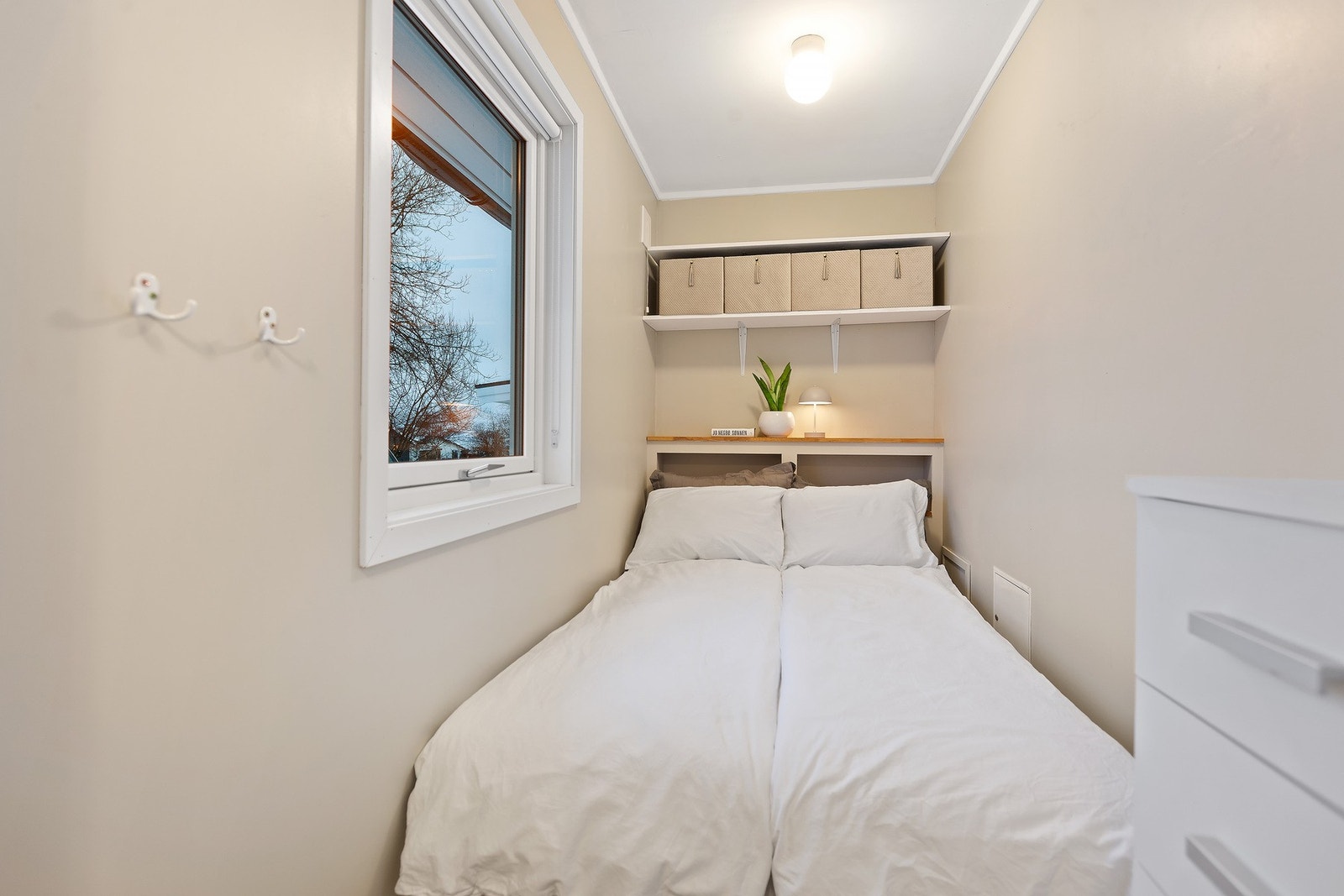 Soverom nr. 2 er kompakt og effektivt utnyttet, med praktiske innebygde hyller som gir god oppbevaring Galleribilde