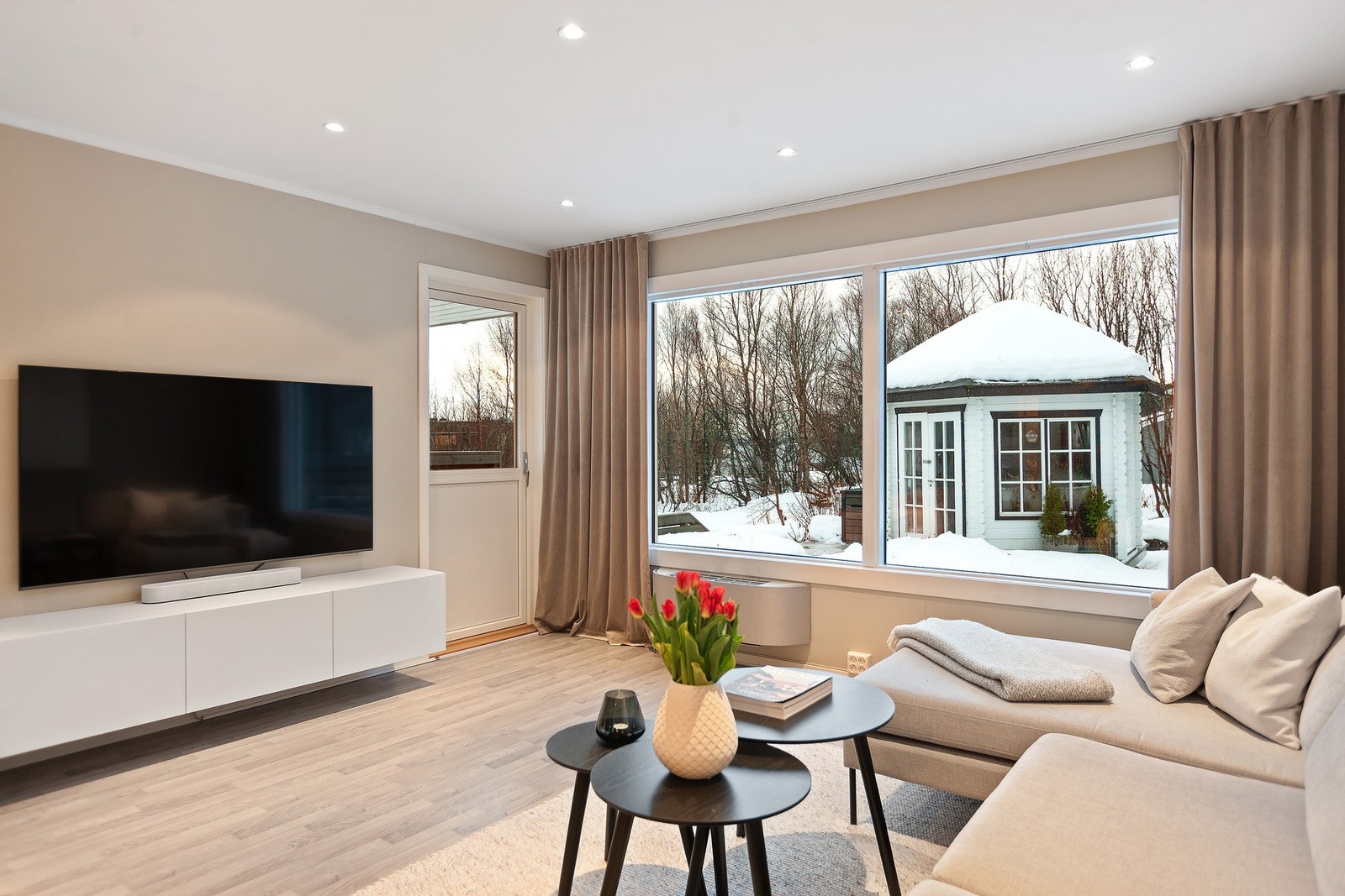 Moderne varmepumpe fra 2024 som bidrar til energieffektiv og behagelig temperatur året rundt Galleribilde