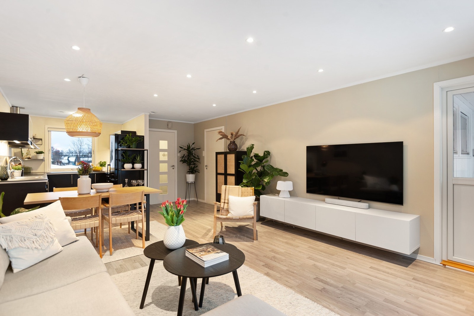 Lys og luftig stue med store vindusflater Galleribilde