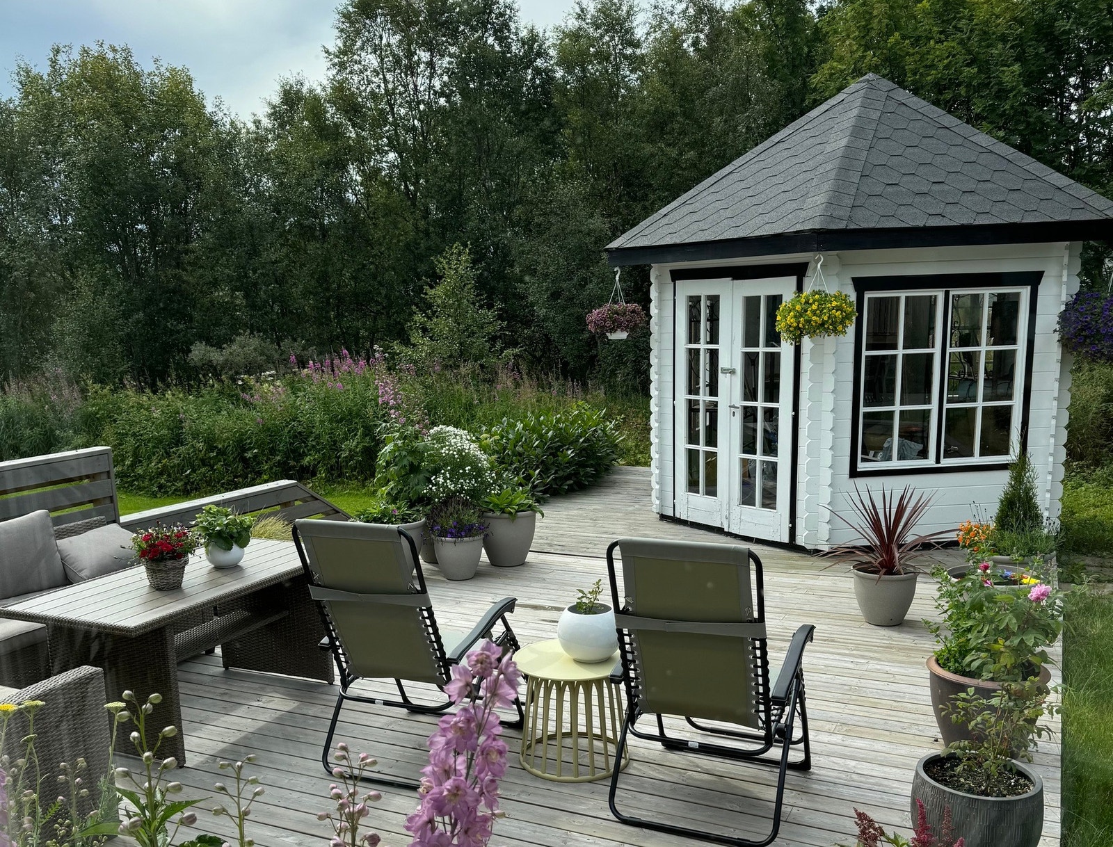 Et nydelig uterom som forlenger oppholdsarealet og inviterer til både ro og sosiale sammenkomster - Selgers bilde Galleribilde