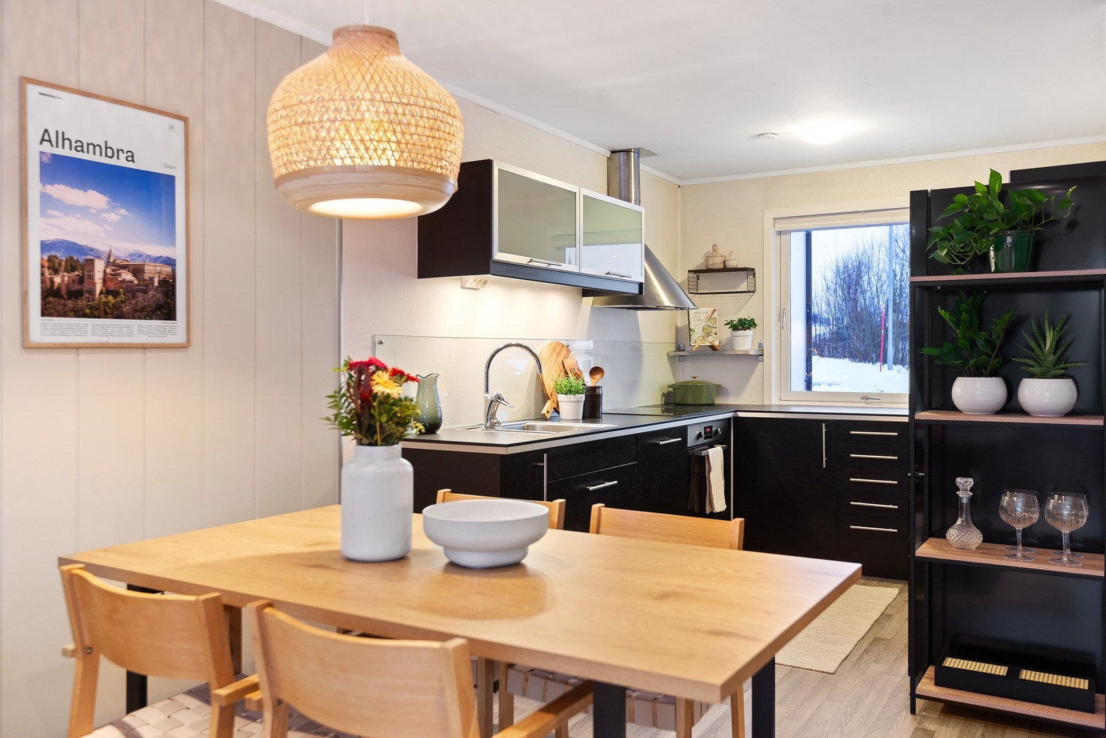 Stilfullt kjøkken i moderne sort utførelse Galleribilde