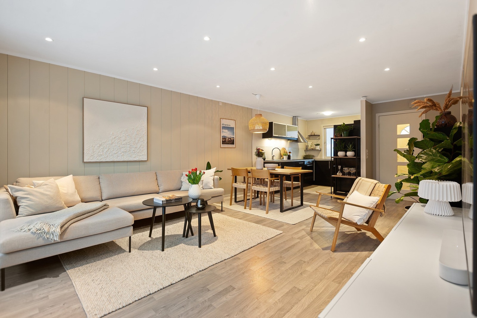 Stue og kjøkken ligger i åpen løsning Galleribilde