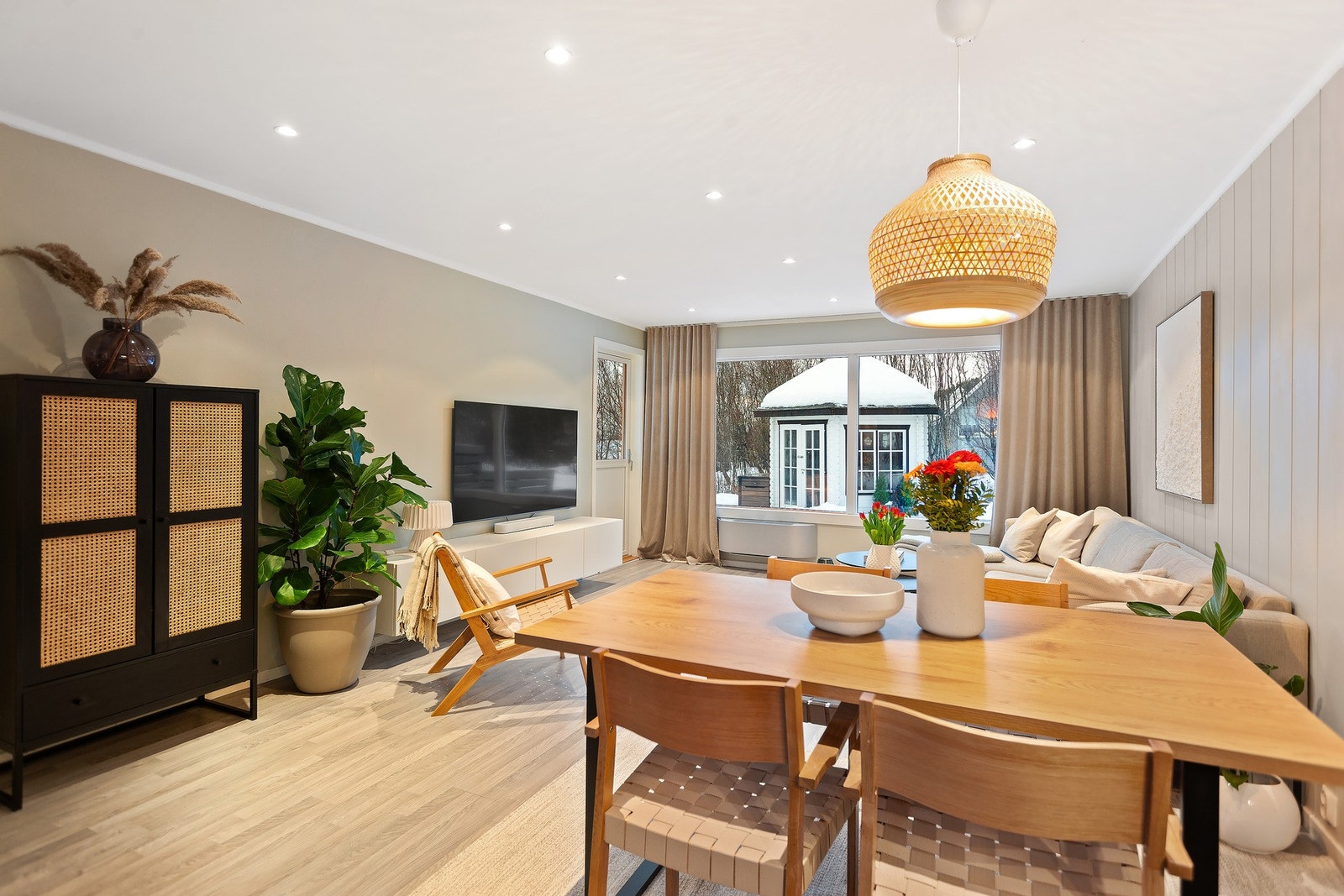 Fra stuen er det utgang til en solrik og skjermet terrasse Galleribilde